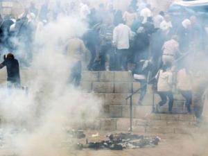 الجيش الصهيوني يطلق قنابل الغاز على المصلين خارج باحات المسجد الأقصى