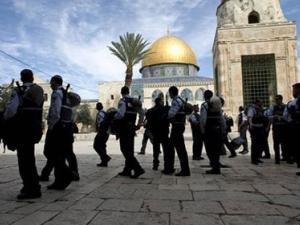 بالفيديو.. الشرطة الصهيونية تقتحم ساحات المسجد الأقصى