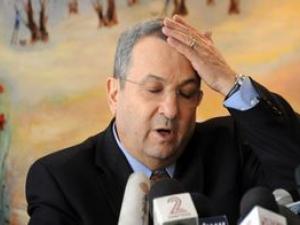 وزير الحرب الصهيوني يستقيل ويعتزل السياسة بعد هزيمته في غزة