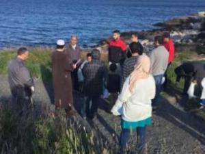 Musulmanes limpian un parque y un lago en una ciudad canadiense