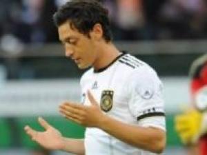 Corán y oración, secretos del éxito de Özil