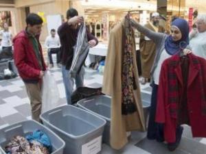 Musulmanes canadienses regalan ropa a los necesitados