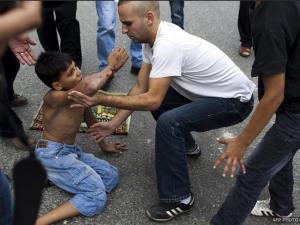 Colono israelí mata atropellando a un niño palestino en Al-Quds