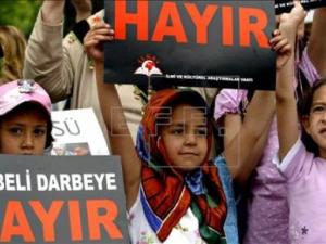 Erdogan levanta la prohibición de llevar velo a las funcionarias turcas