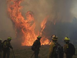 El incendio de Ourense, con un frente de llamas de 9 kilómetros, entra en Portugal