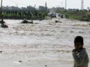Evacuación masiva: Denuncian que Israel abrió represas inundando Gaza