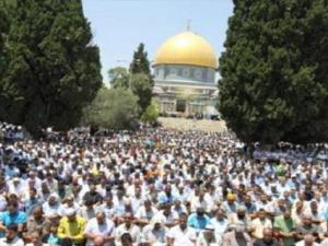 مدير الأوقاف: أكثر من 300 ألف مصل في المسجد الأقصى في آخر جمعة من رمضان