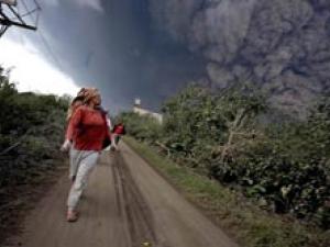 Por lo menos 14 muertos deja erupción de volcán en Indonesia