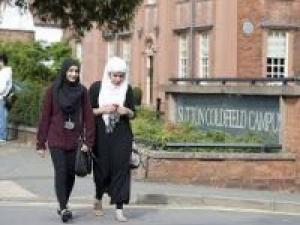 Universidad británica anula la prohibición de llevar el velo musulman