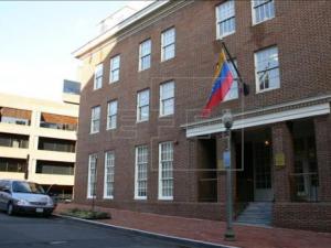 Estados Unidos responde a Venezuela y expulsa a tres diplomáticos