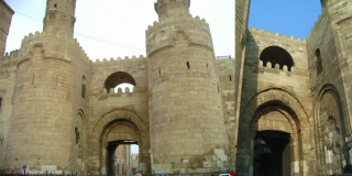 مدينة على حدود الأسطورة: القاهرة من أبوابها